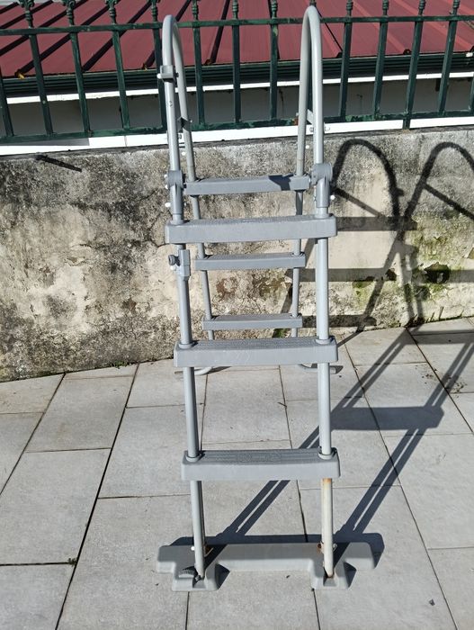 Escada de piscina usada