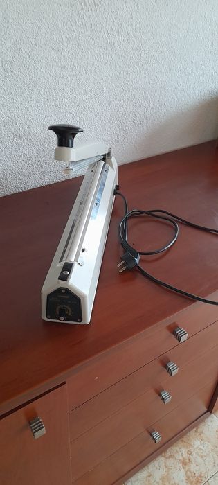 Máquina  de selar/fechar sacos de plástico até  20  cm de largura.