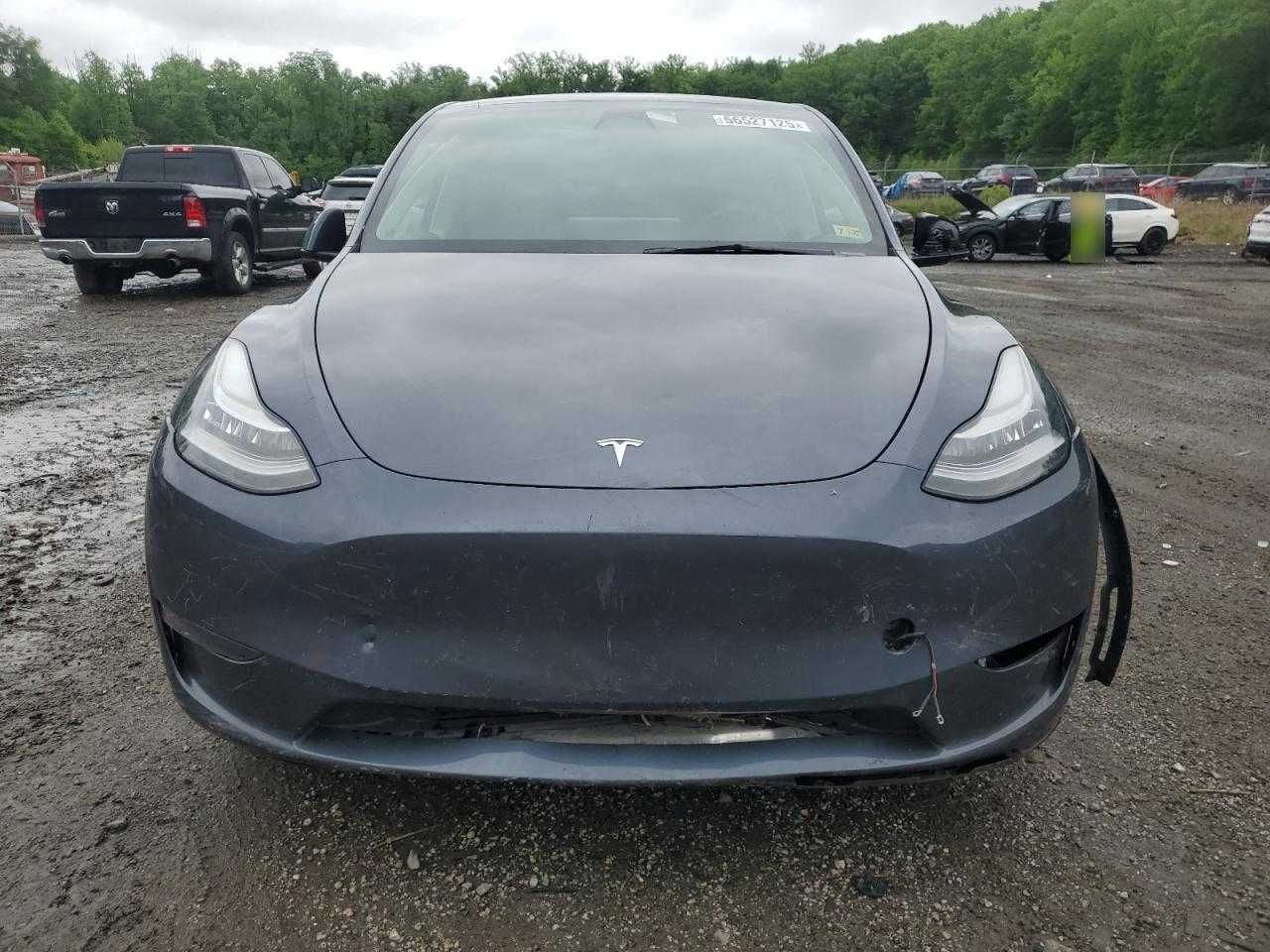Tesla Model Y 2023)