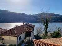 Moradia às margens do rio Douro