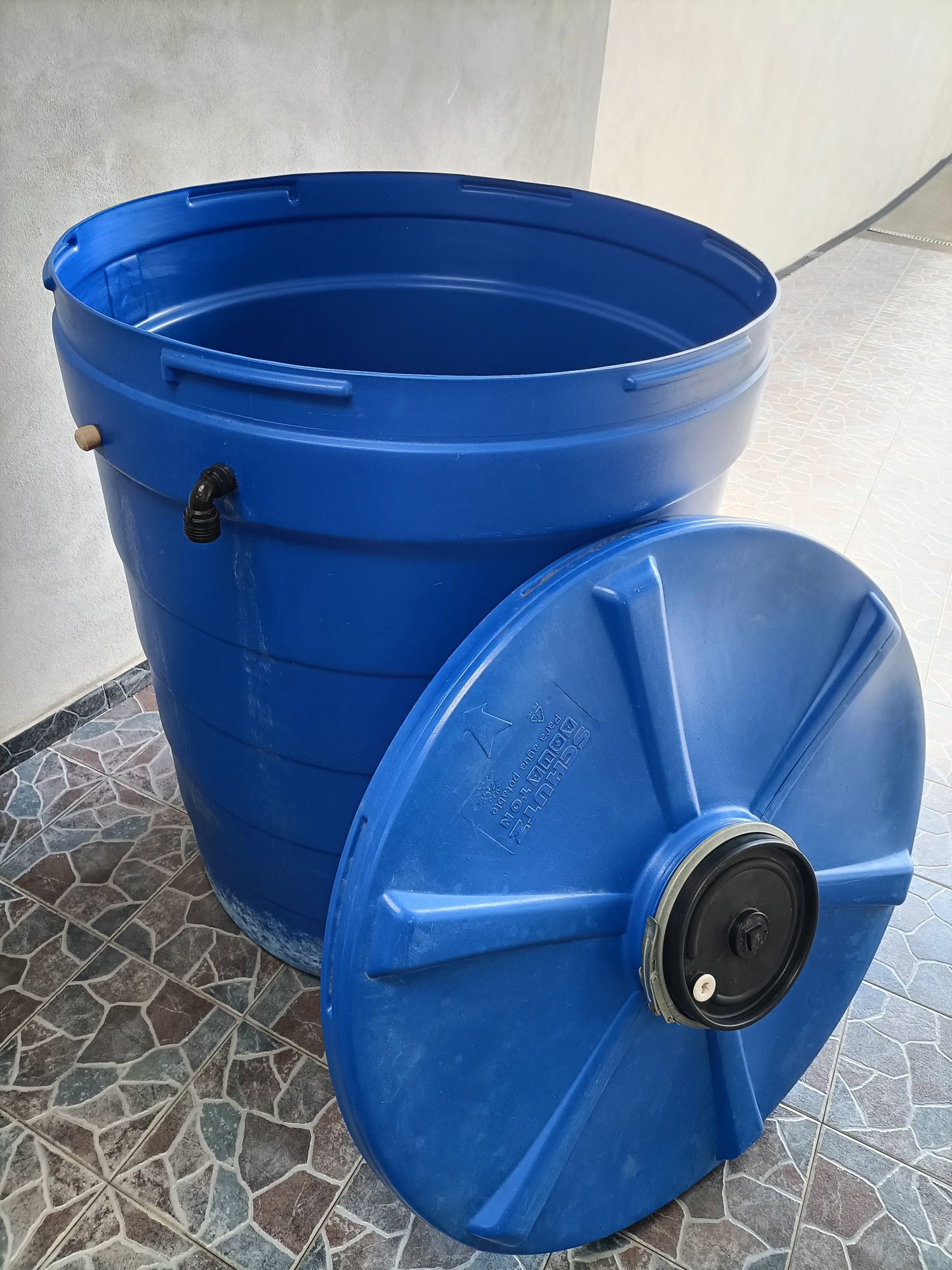 Tanque para água com capacidade de 1000L