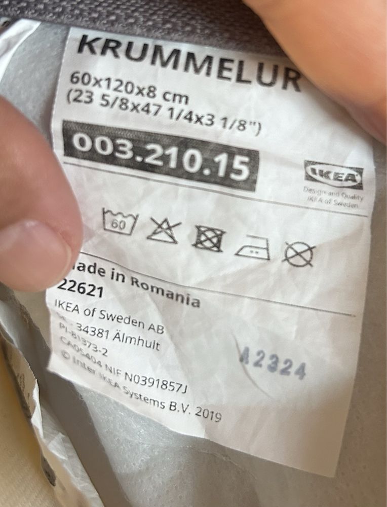 Berço e colchão ikea