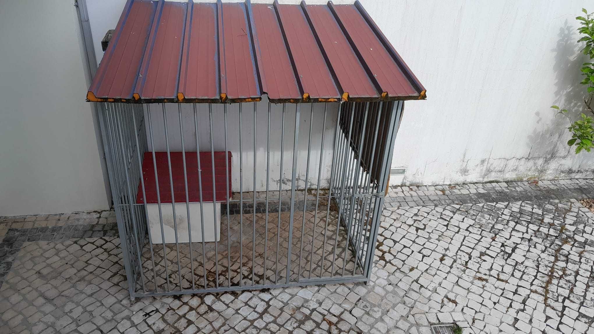 Canil metálico com telhado