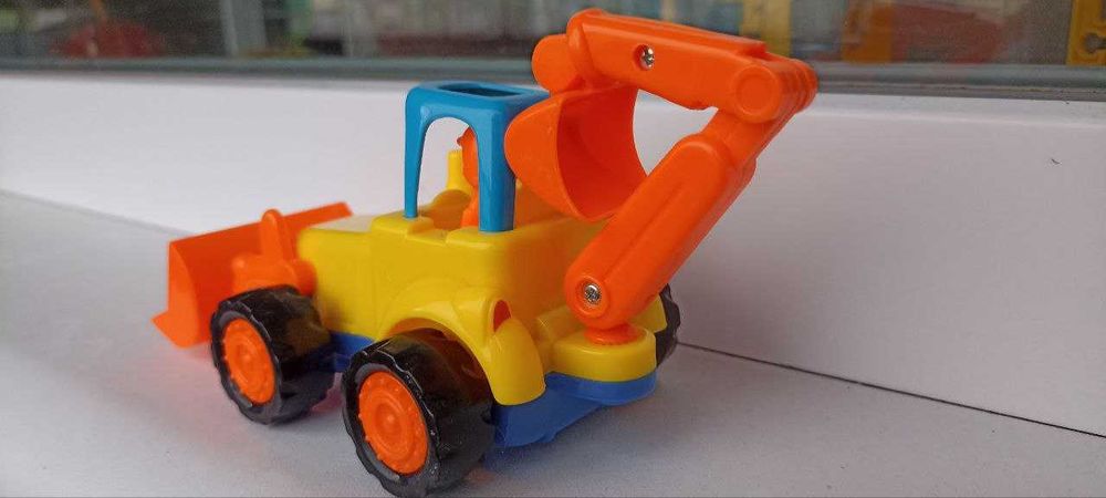 Экскаватор - бульдозер подвижные оба ковша, инерционный механизм