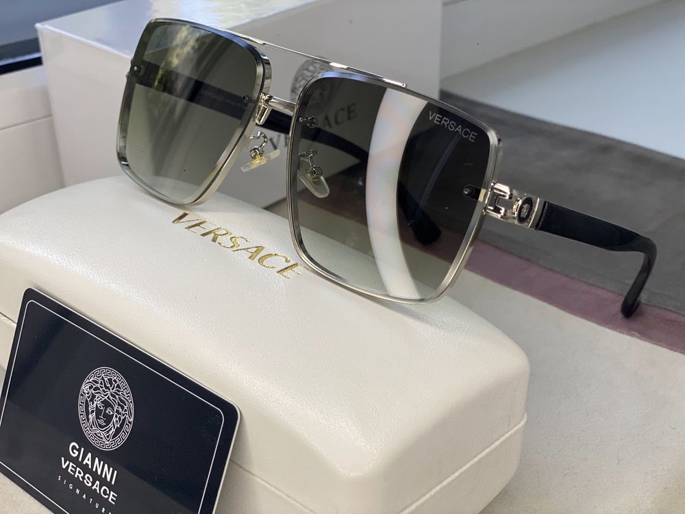 Солнцезащитные очки Versace.