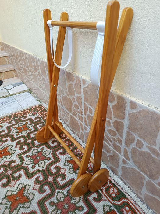 Suporte para Alcofa em madeira com rodas