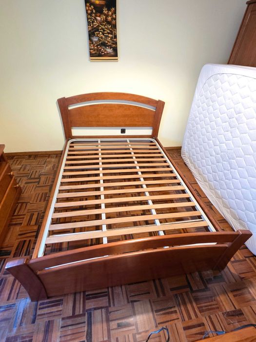 Vende-se Mobillia para Quarto de Casal – Madeira Maciça (Pinho Mel)