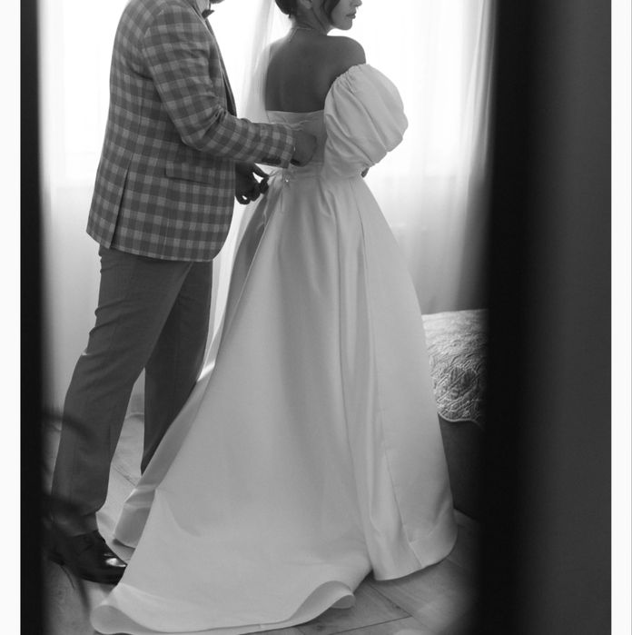 Весільна сукня з відкритими плечима