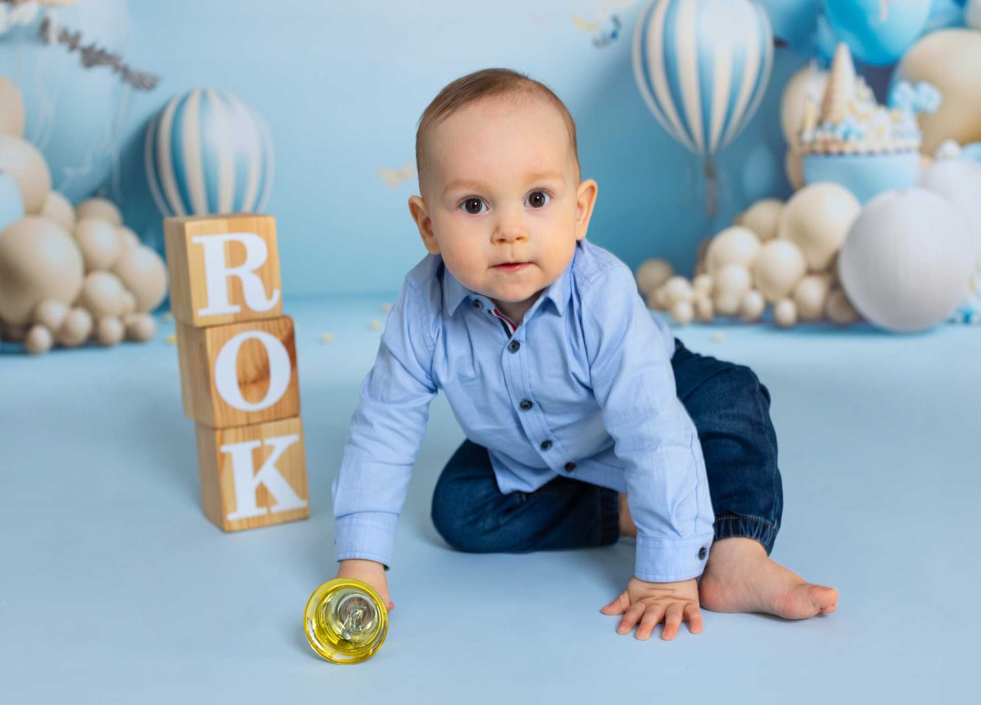tło roczek niebieskie chłopiec urodzinowe balony dziecięce sesja foto