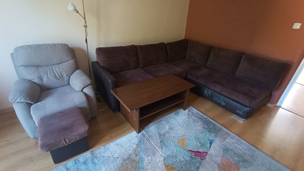 Zestaw mebli do salonu z rogówką i stołem