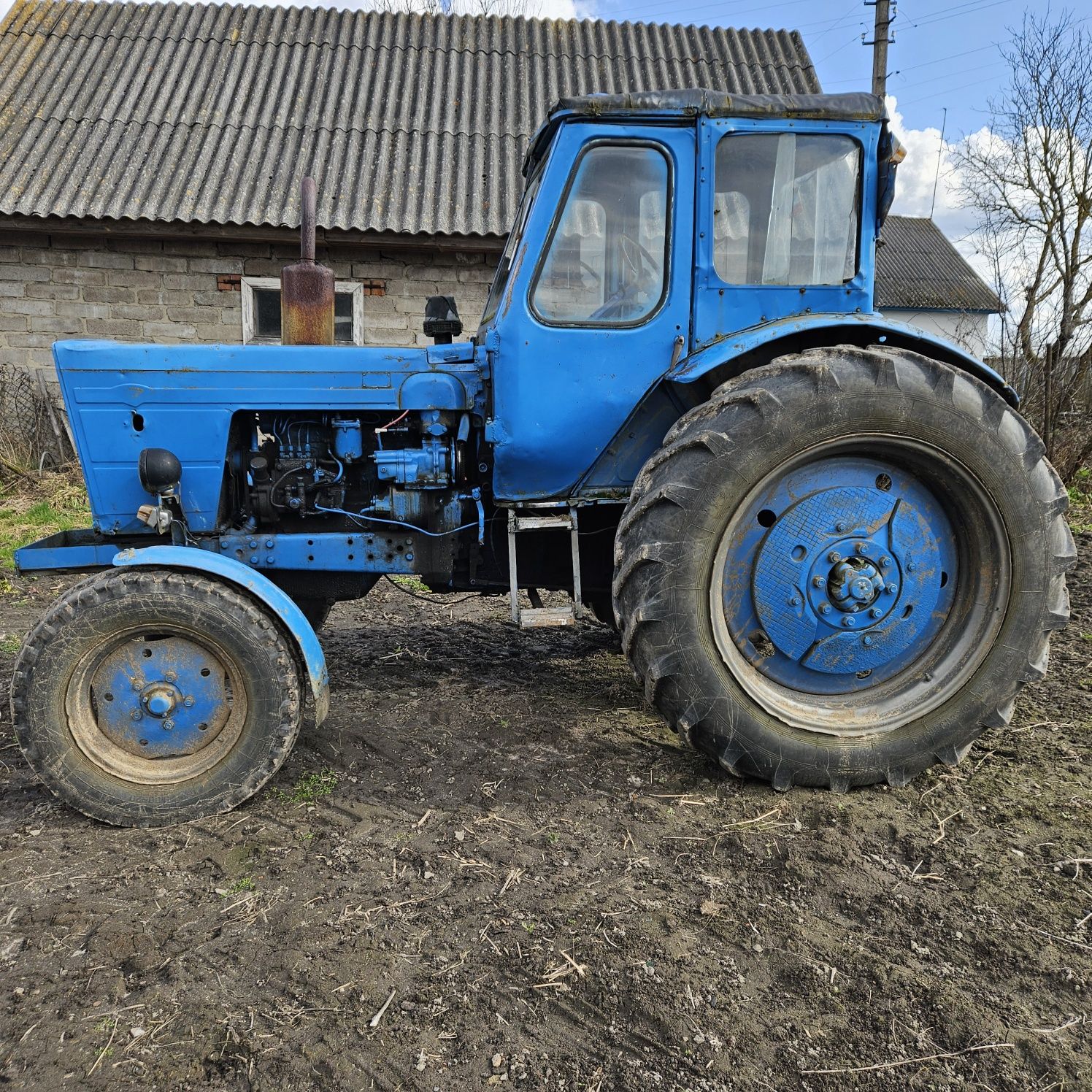 МТЗ-50 В робочому стані з причіпом