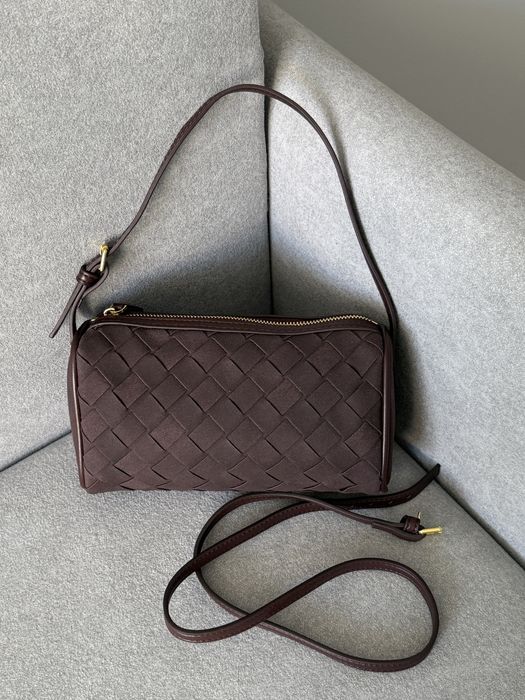 Жіноча сумка крос-боді з плетеної екозамші в шоколадному кольорі