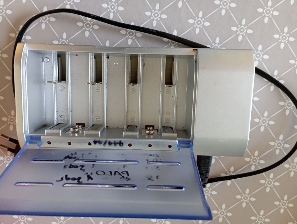 Ładowarka akumulatorków aaa / aa/ 9v
