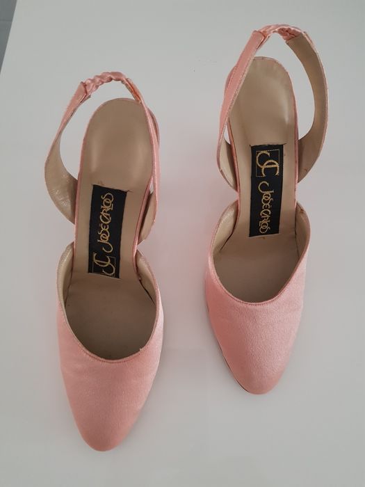 Sandálias novas em pele forradas a cetim coral, salto médio