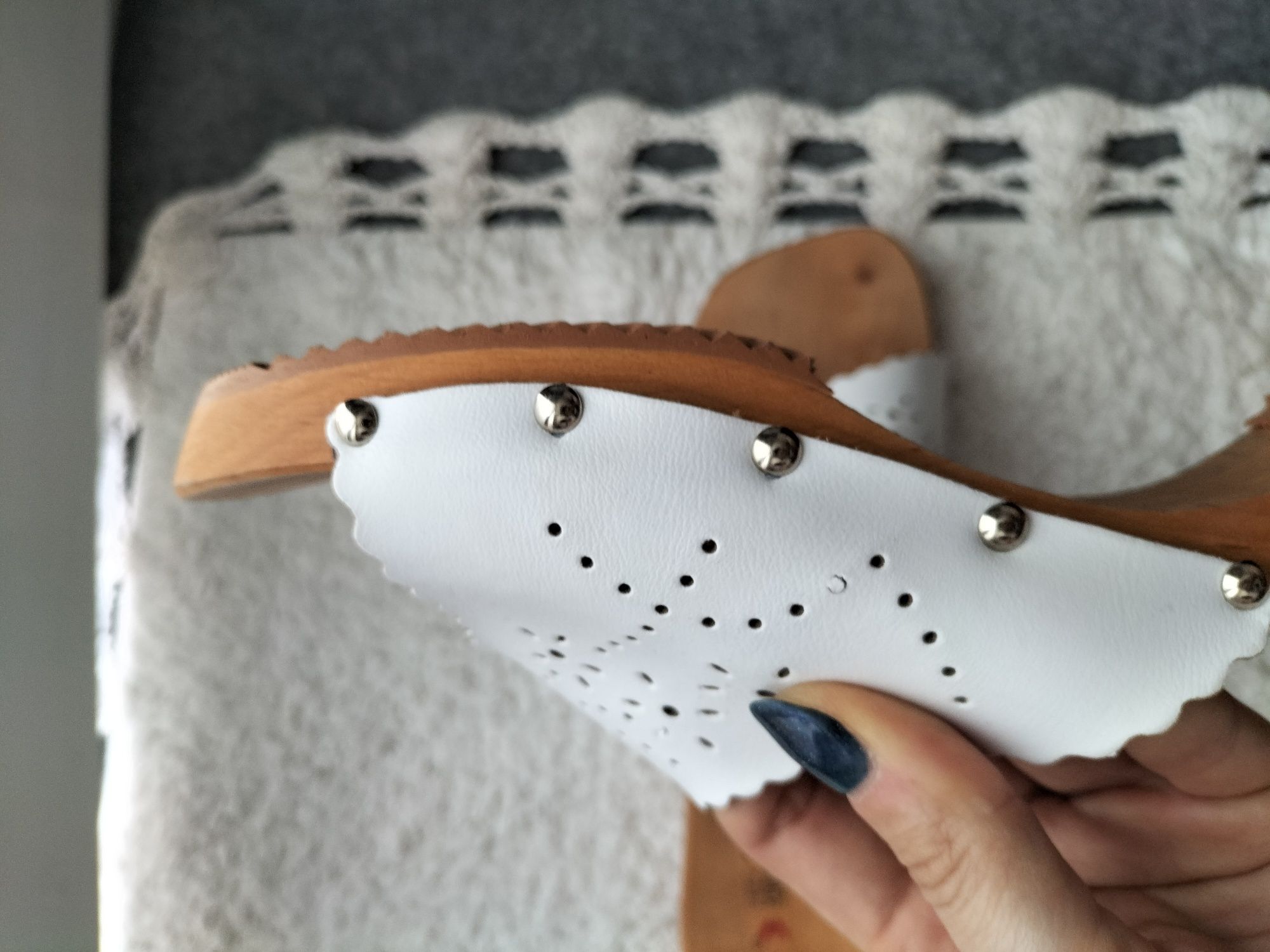 Skórzane klapki mule vintage retro Pinterest Vogue Paris
