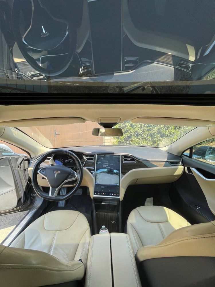 Tesla model S 85D