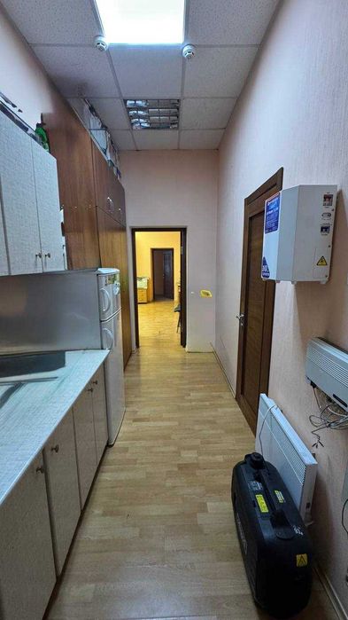 Продам 3-поверхове приміщення в центрі міста
 вул. Моссаковського, 1