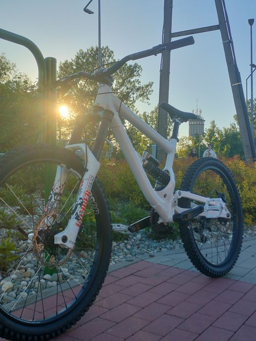 Rower downhill Commencal Supreme v2