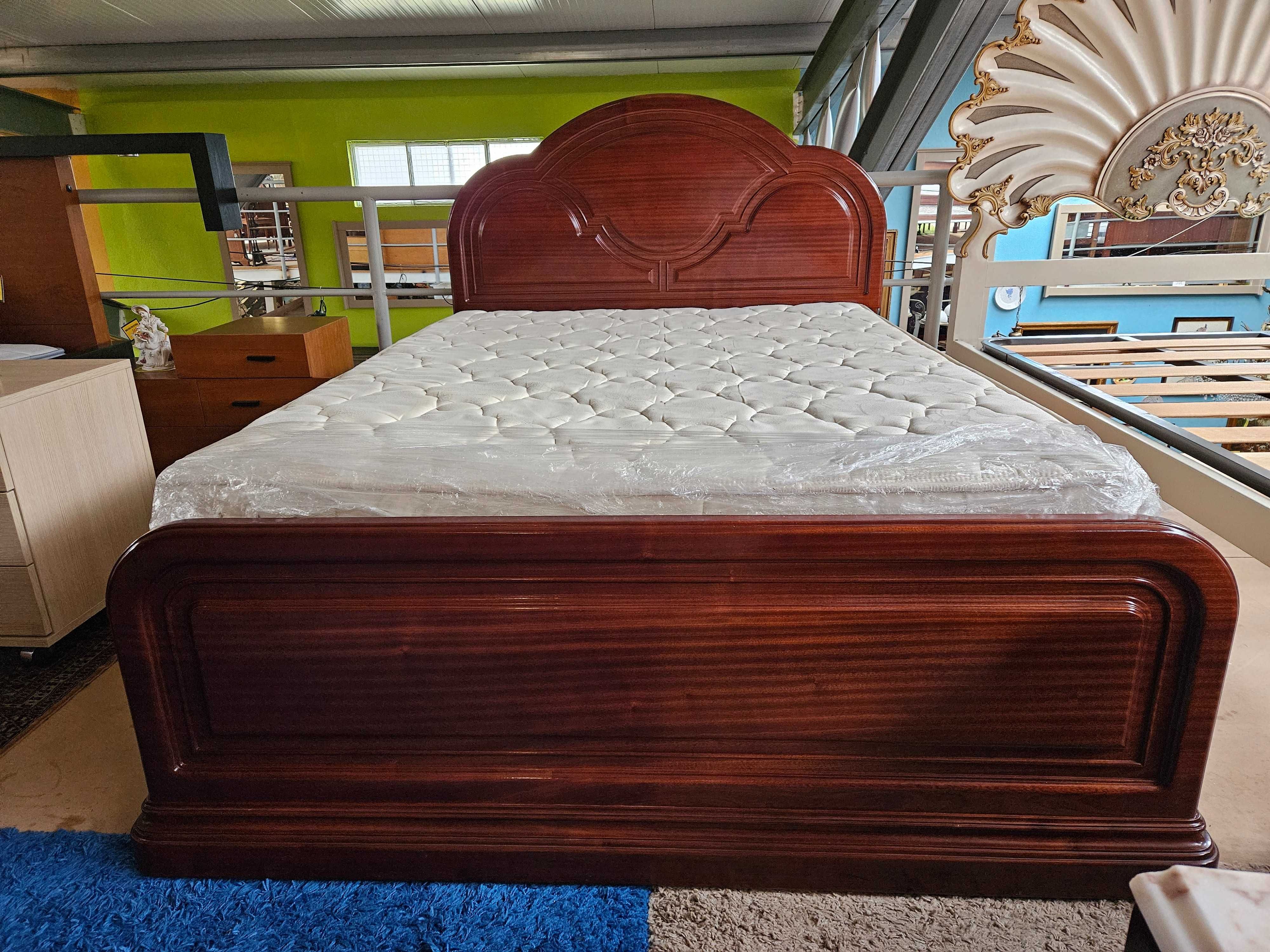 Cama com estrado e colchão - Muito bom estado geral