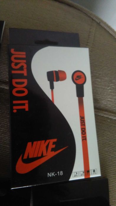 Phones em caixa da marca Nike