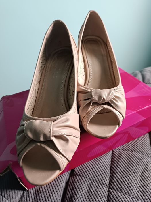 Czółenka z odkrytymi palcami 39