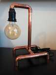 Lampka stołowa z rurek miedzianych z żarówką. Loft, industrial, diy