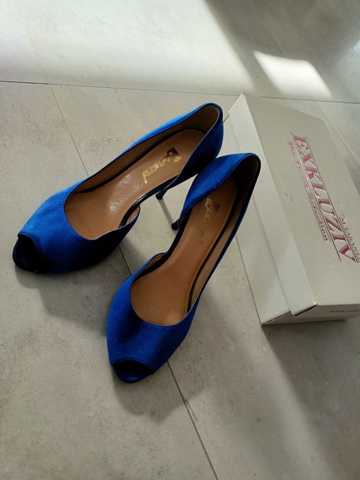 Kobaltowe szpilki ze skóry z odkrytymi palcami 37 ½
