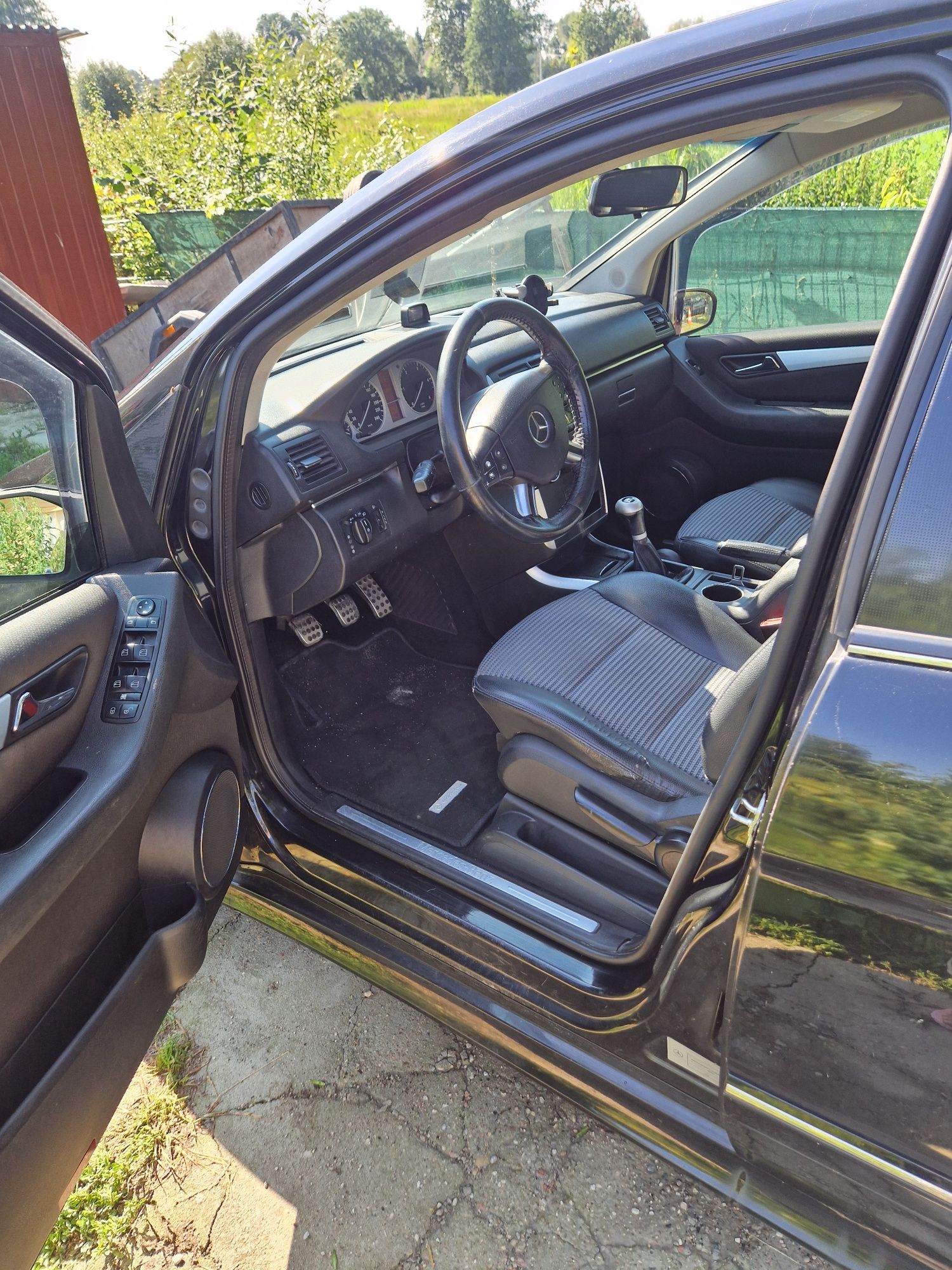 Mercedes-Benz  B 180
