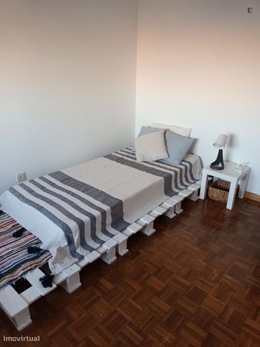 Quarto - localizado em Amadora Lisbon