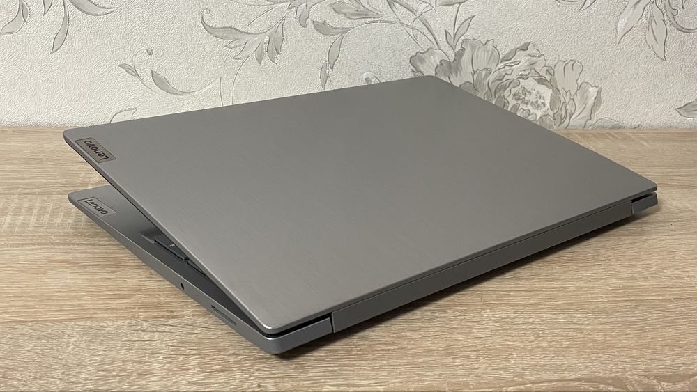 Ноутбук Lenovo IdeaPad 3 / 12 GB RAM / SSD / AMD Radeon Graphics