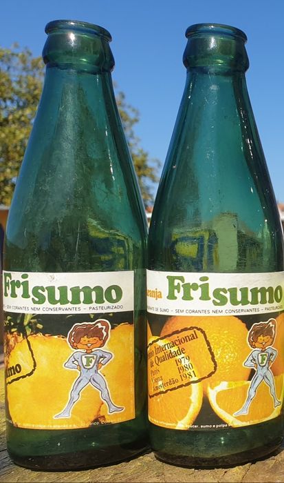 Garrafas antigas da Frisumo