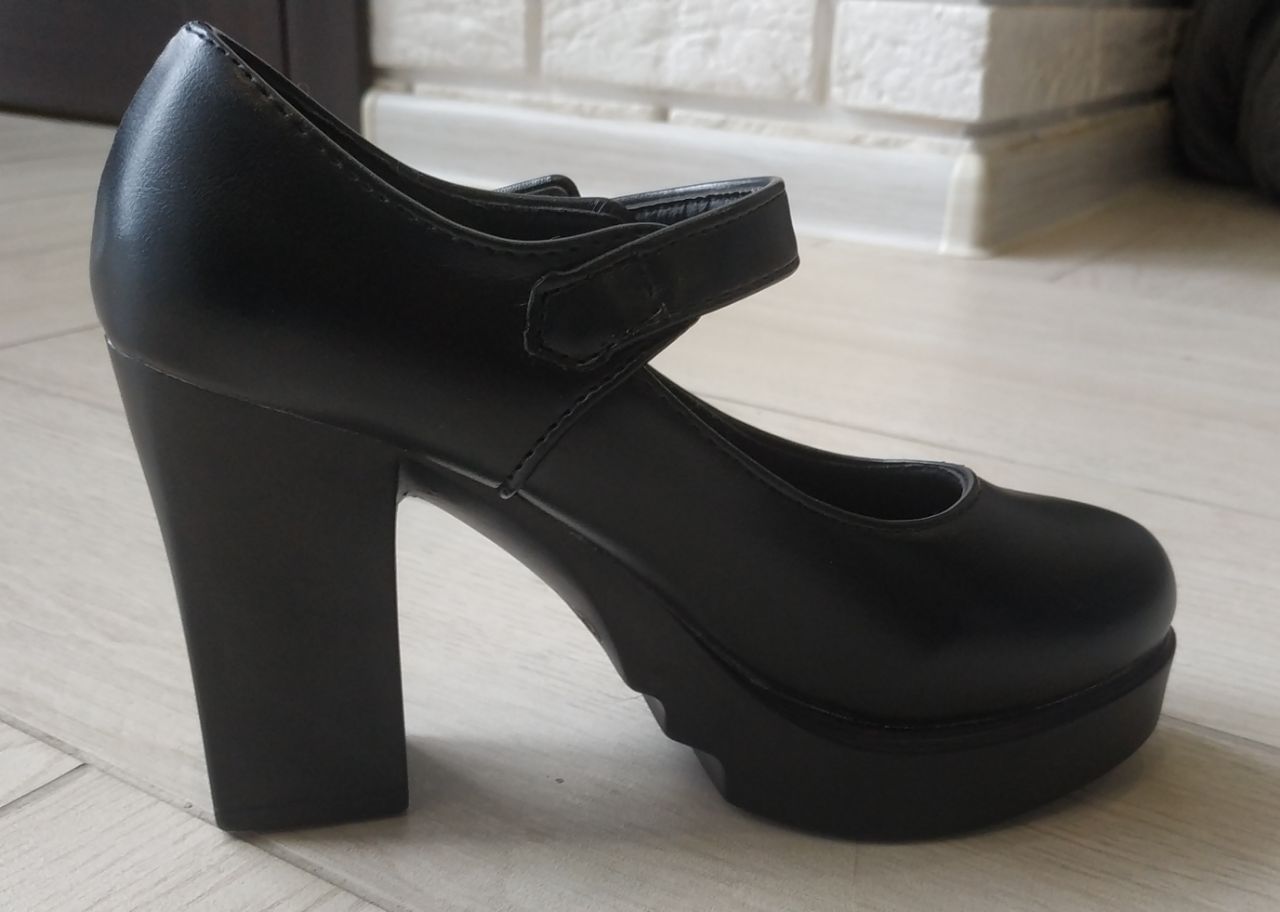 Туфли черные на платформе + устойчивый каблук с ремешком 35р