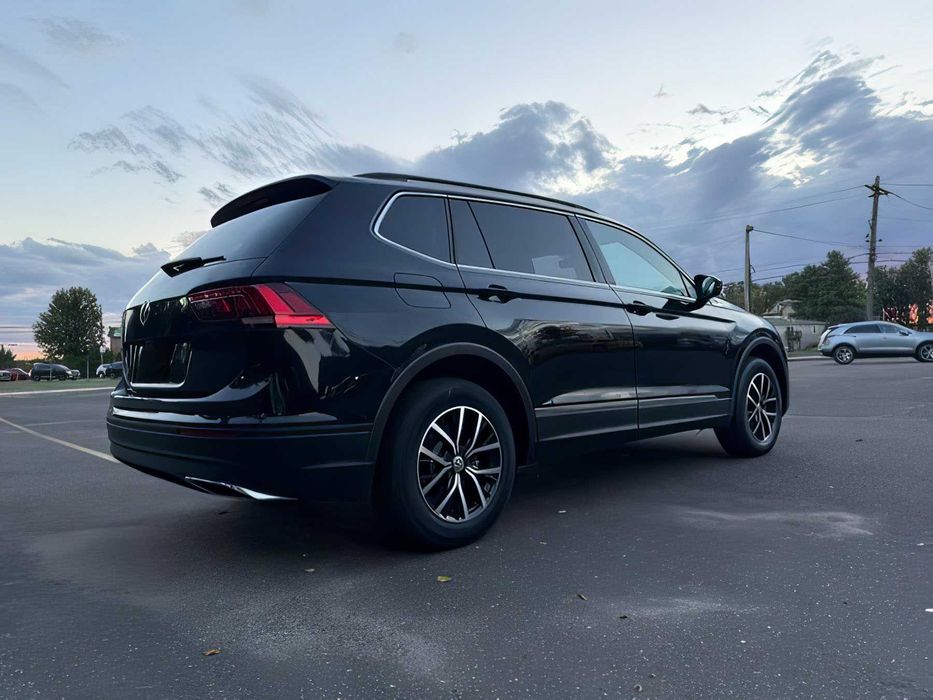 Volkswagen Tiguan      2021