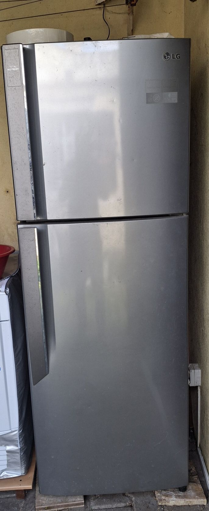 Maquina de lavar roupa e frigorífico no frost