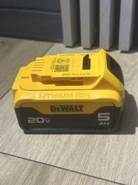Акумулятор Dewalt DCB205 оригінальний новий