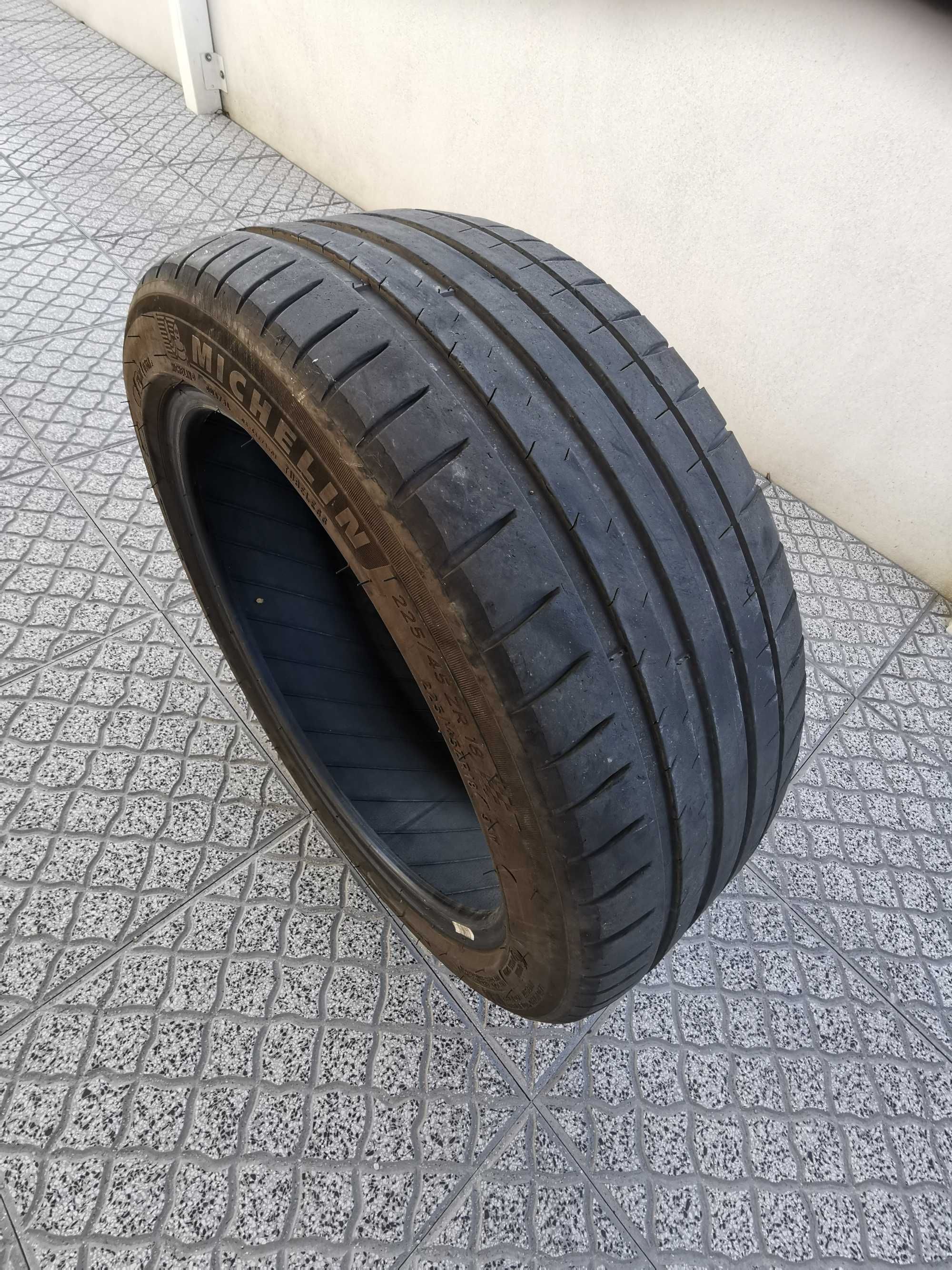 Pneu Michelin 225/45 ZR18