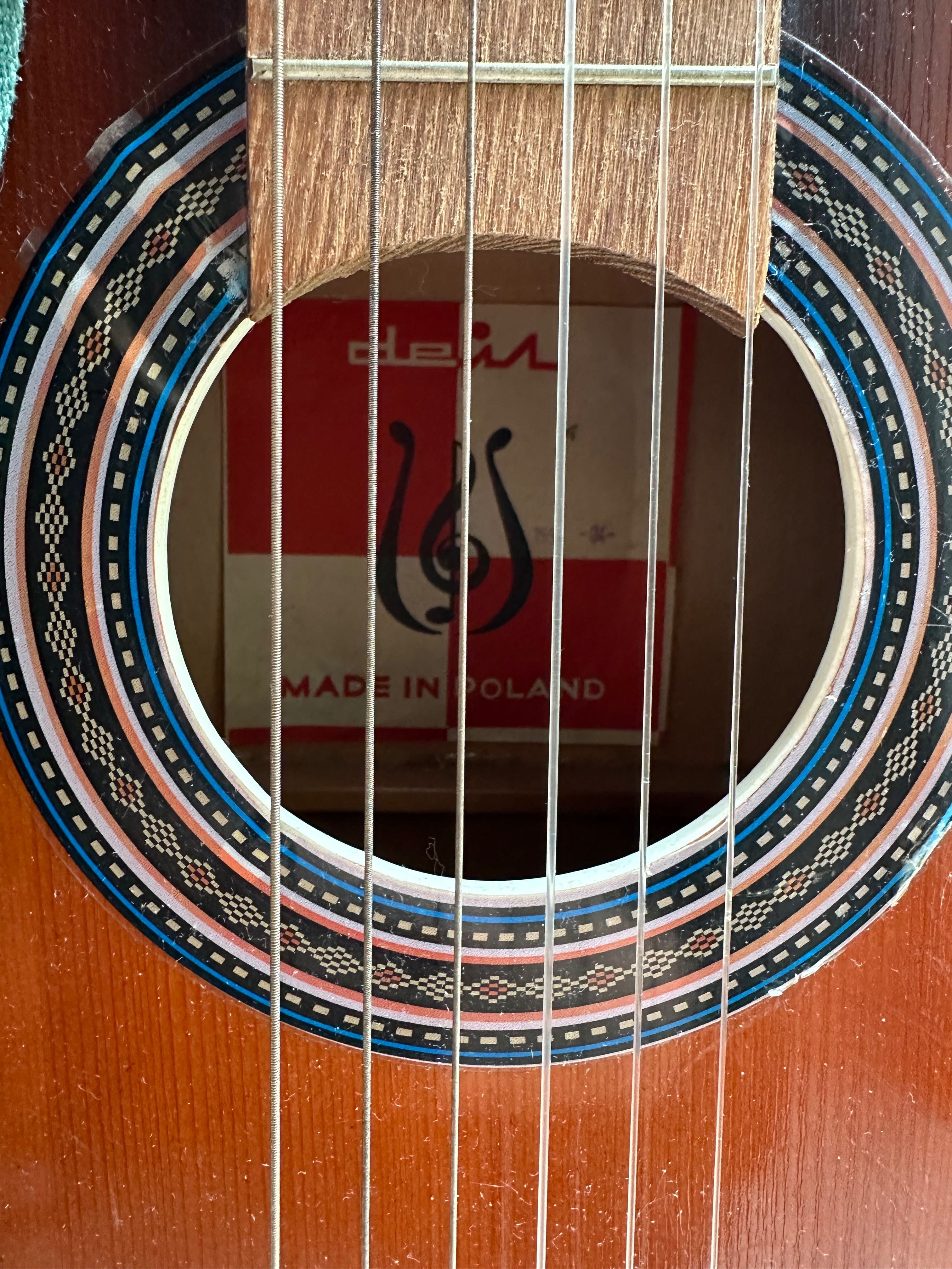 Gitara akustyczna z ozdobną rozetą
