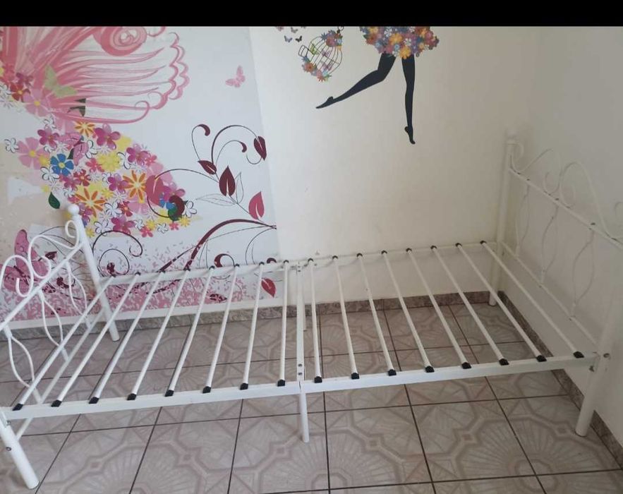 Łóżko białe metalowe