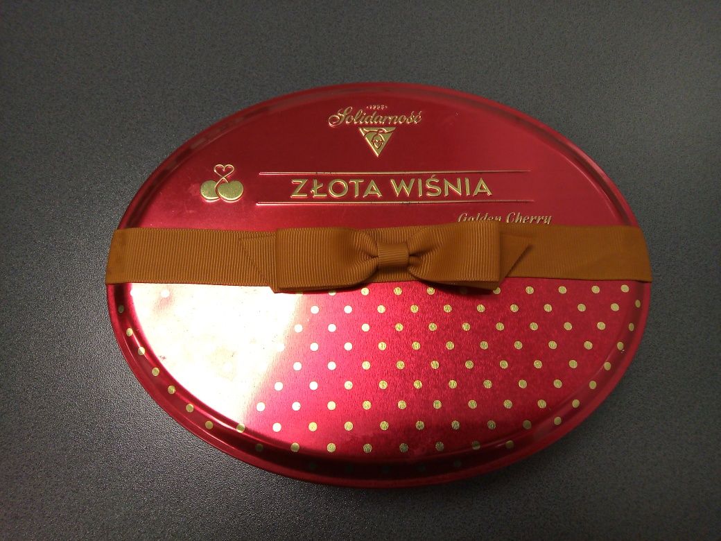 Pudełko metalowe po czekoladkach