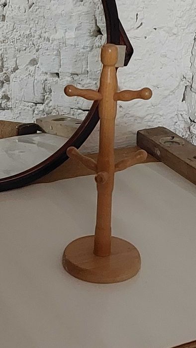 Stojak na kubki drewniany