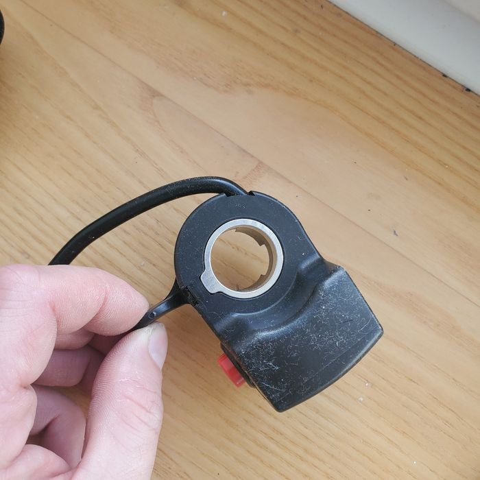 Важільна ручка газу з индикатором заряда  і кнопка пуска