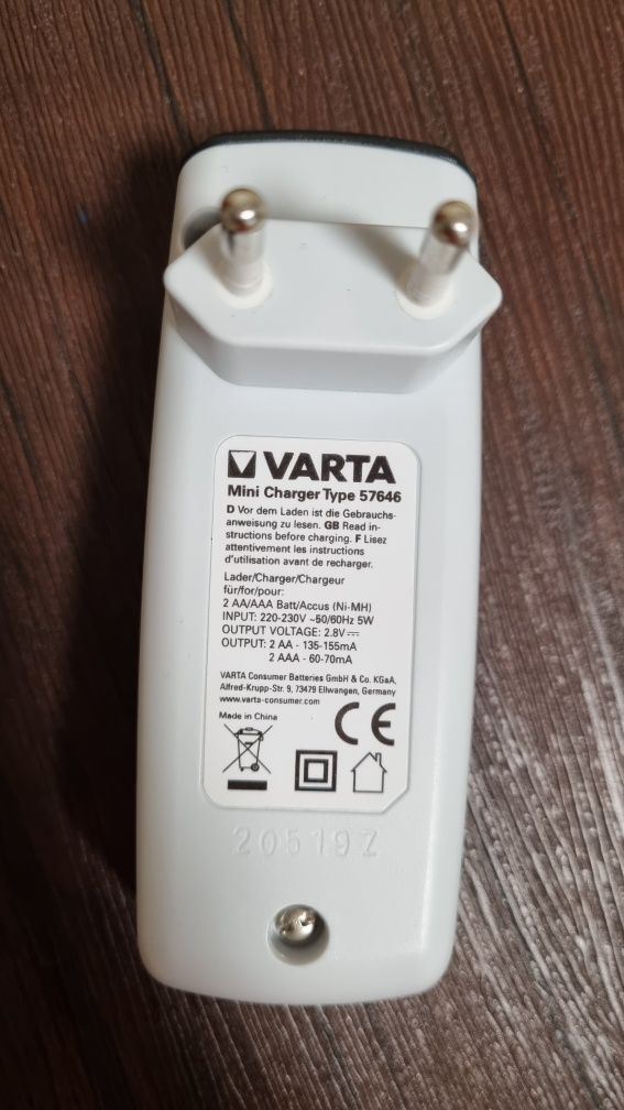 Зарядка для батареек Varta