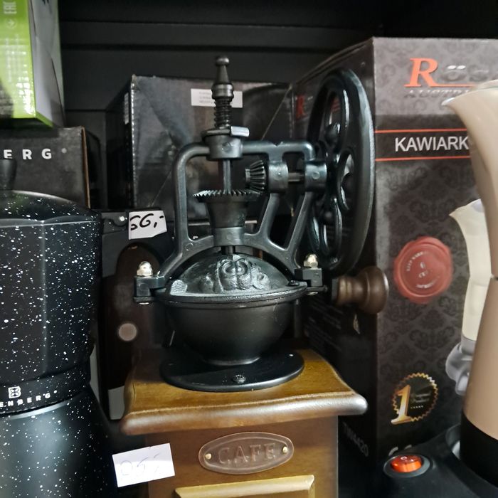 Młynek ręczny drewniany retro z kołem do kawy dekoracyjny