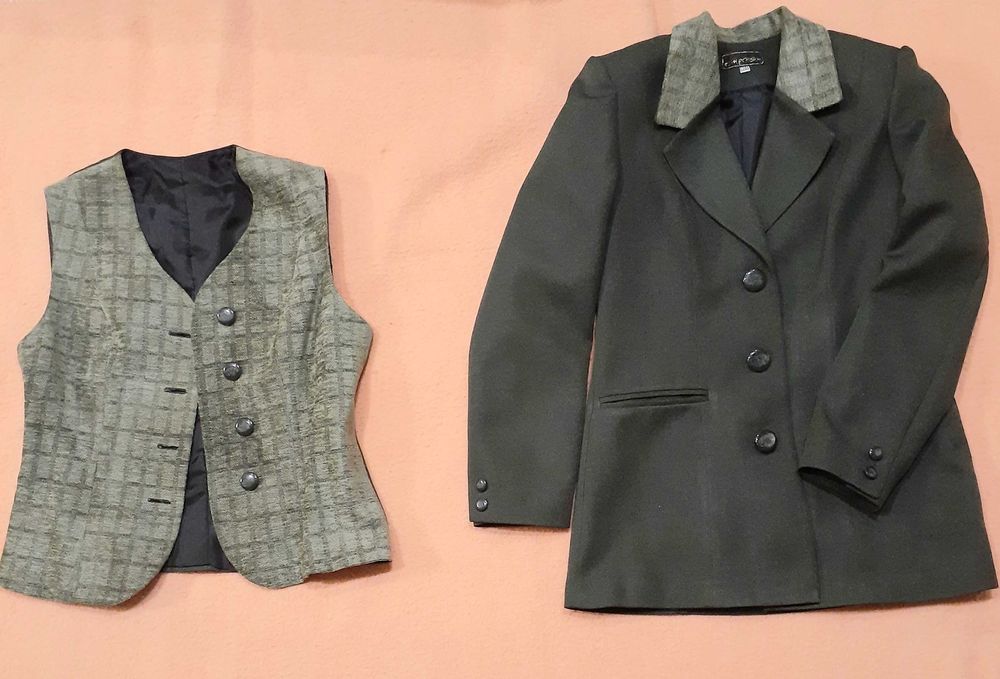 Продаю женский костюм (двойка, тройка), юбка, топик, сапожки