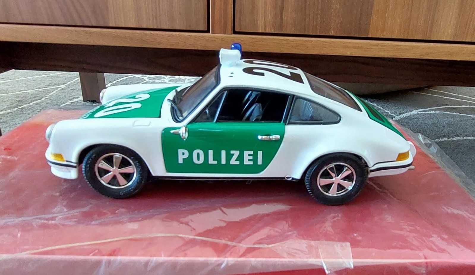 Porsche 911 2.4L German Police Version 1972 (Universal Hobbies 1:18)