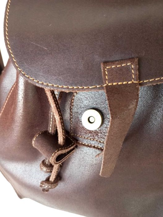 Mochila artesanal, em couro genuíno