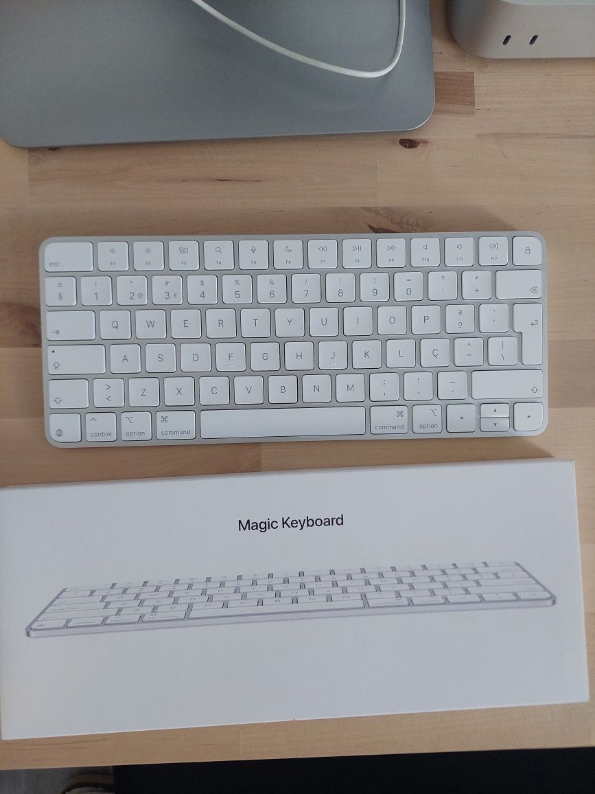 Magic Keyboard - MXCL3PO/A - Março 2025