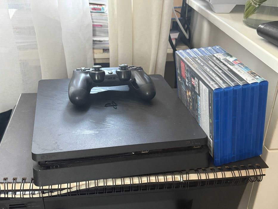 Konsola PS4 z padem i grami