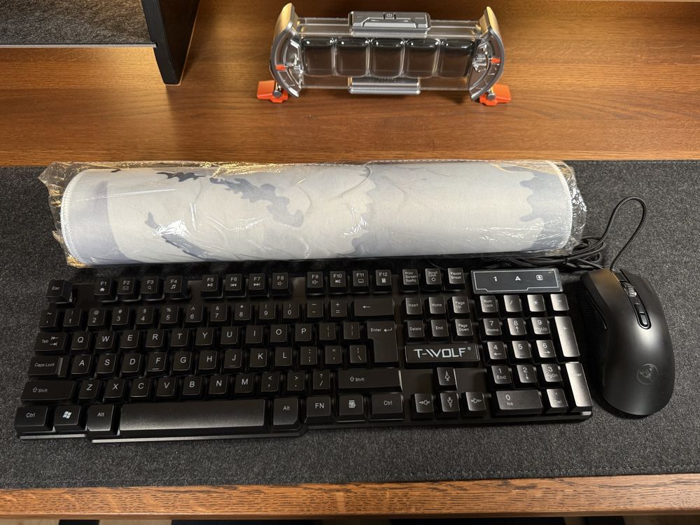 Tapete de mesa + rato + teclado