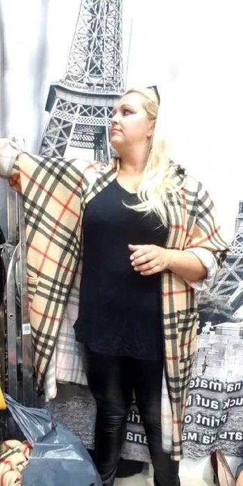 Piękna narzutka sweterek z kapturem r.58/60/62 BIUST 180-200 CM